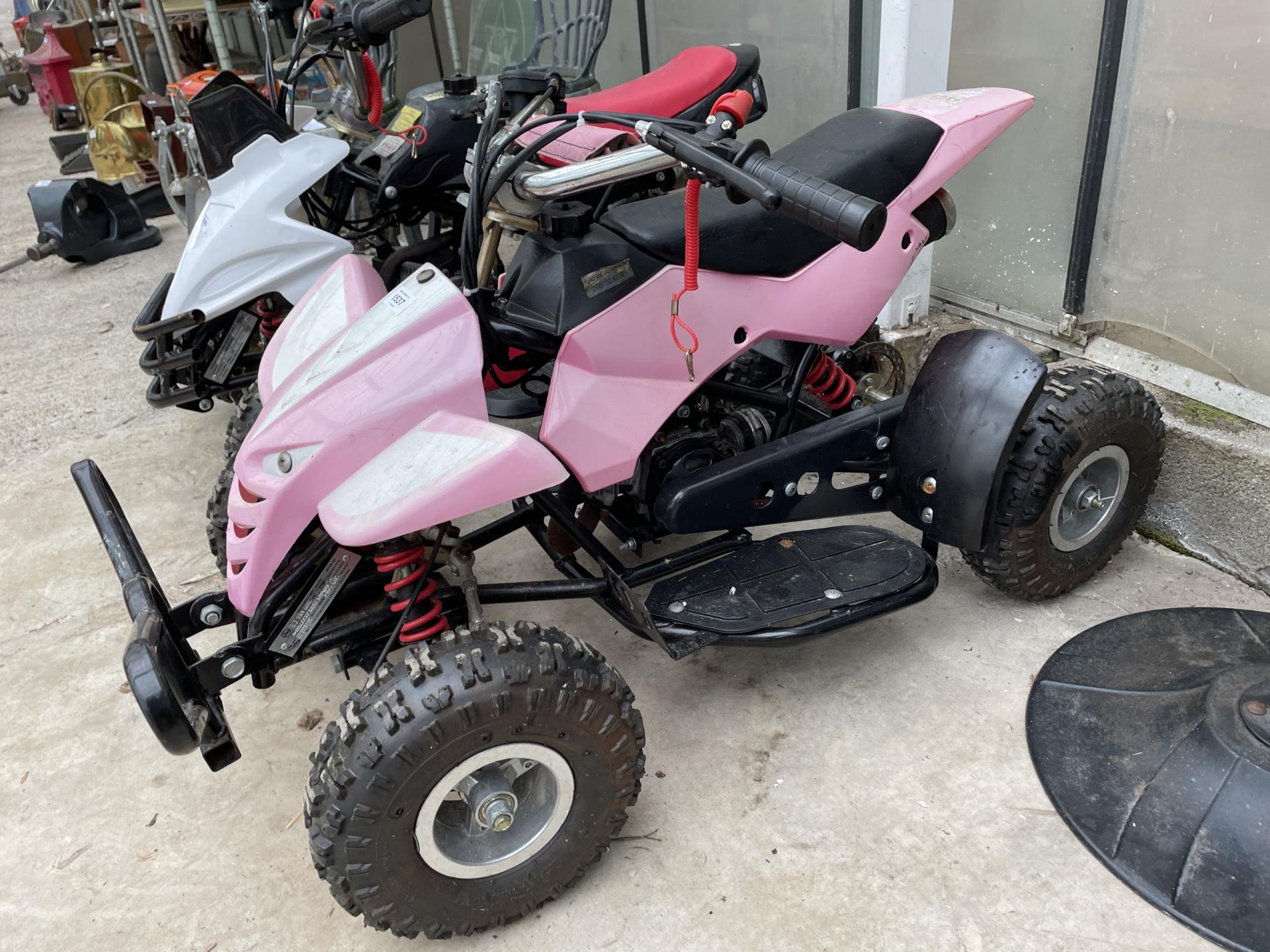 A PINK CHILDS PETROL GO KART COMPLETE WITH KEY - Bild 2 aus 5