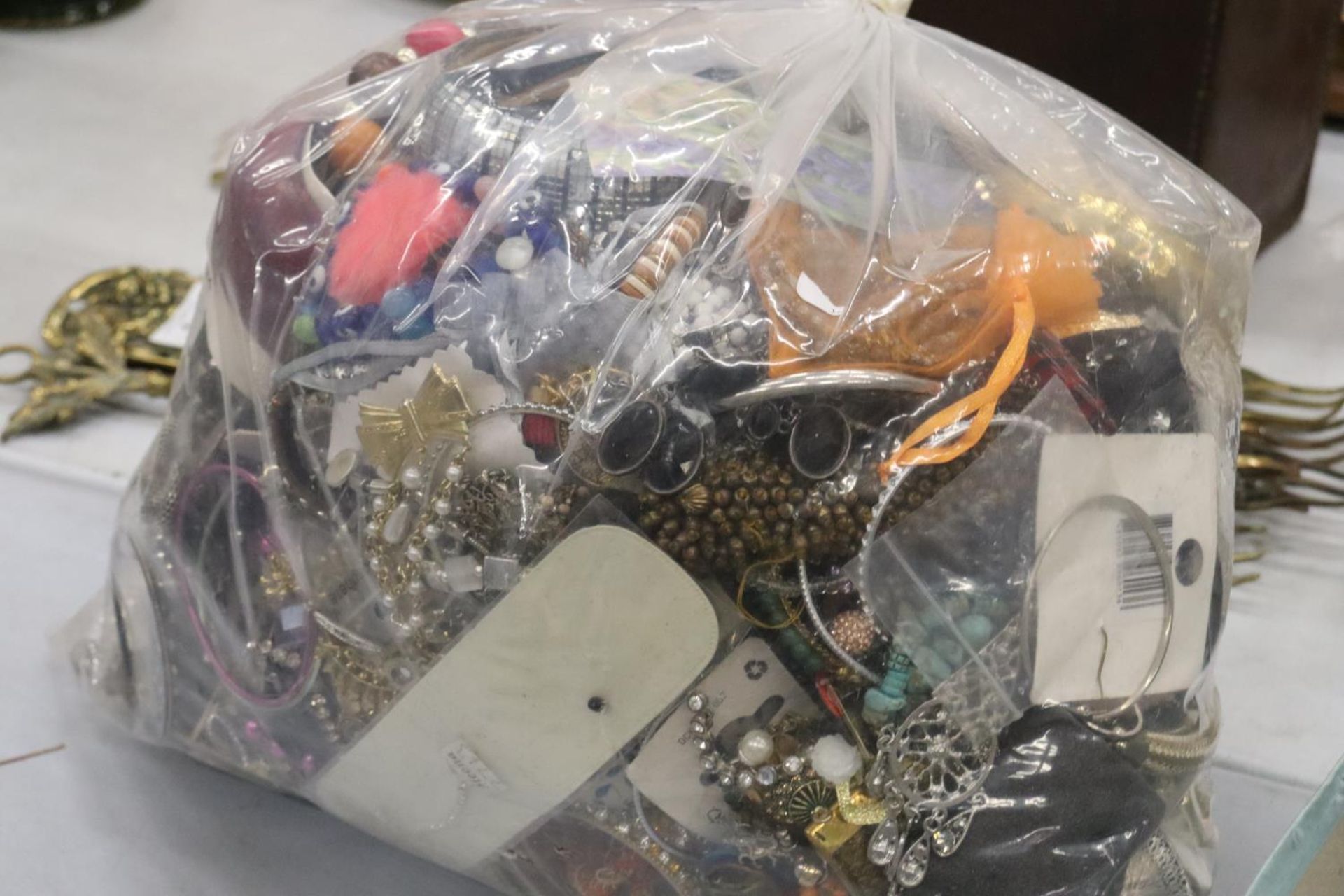 A LARGE QUANTITY OF UNSORTED COSTUME JEWELLERY - 7.6KG IN TOTAL - Image 5 of 6