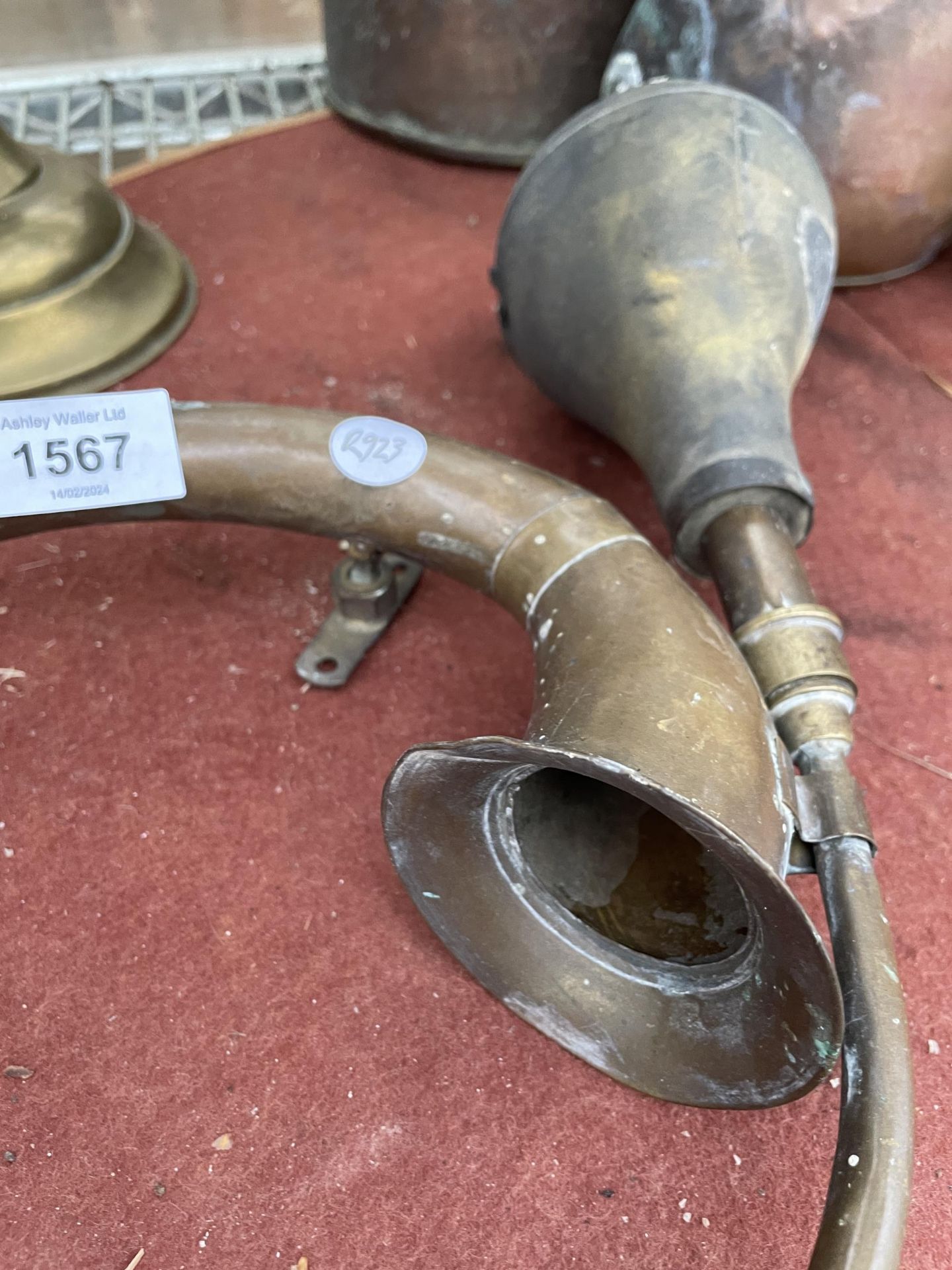 A VINTAGE BRASS CAR HORN (A/F RUBBER PERISHED) - Image 2 of 2