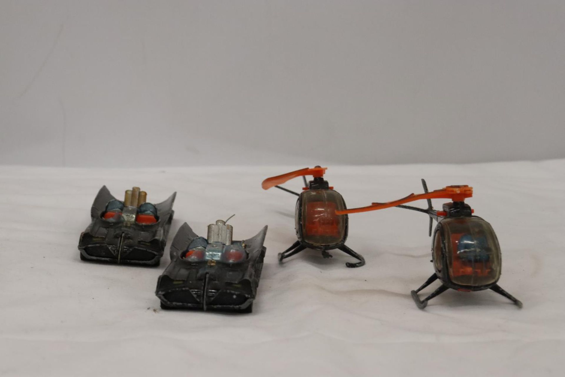 TWO CORGI BATMOBILES TOGETHER WITH TWO BATCOPTERS - Bild 2 aus 8