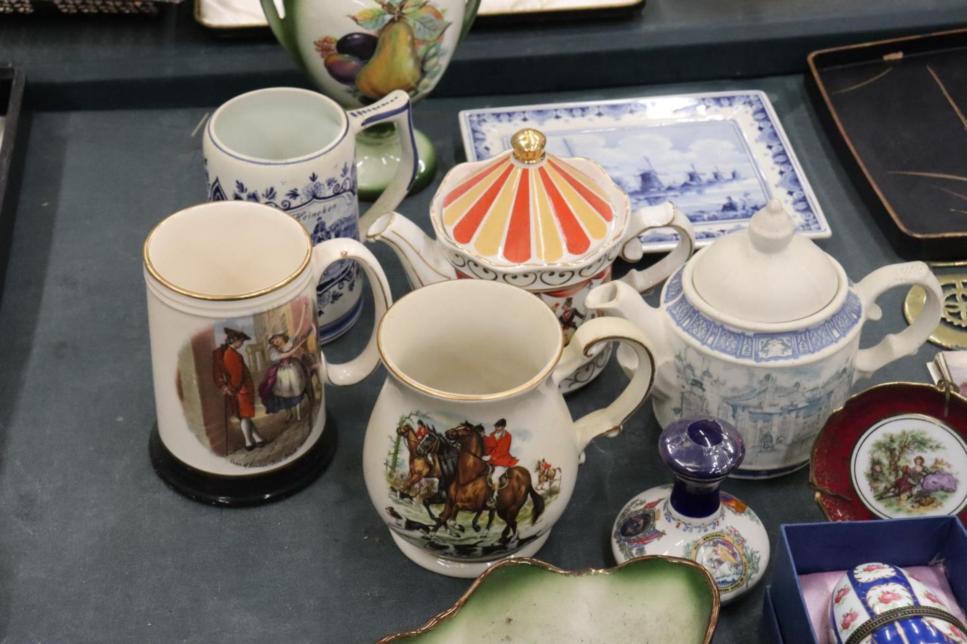 A MIXED LOT TO INCLUDE SADLER TEAPOTS, LIMOGES HANDPAINTED HINGED EGG TRINKET, DELFT BLUE TANKARD, - Image 5 of 12