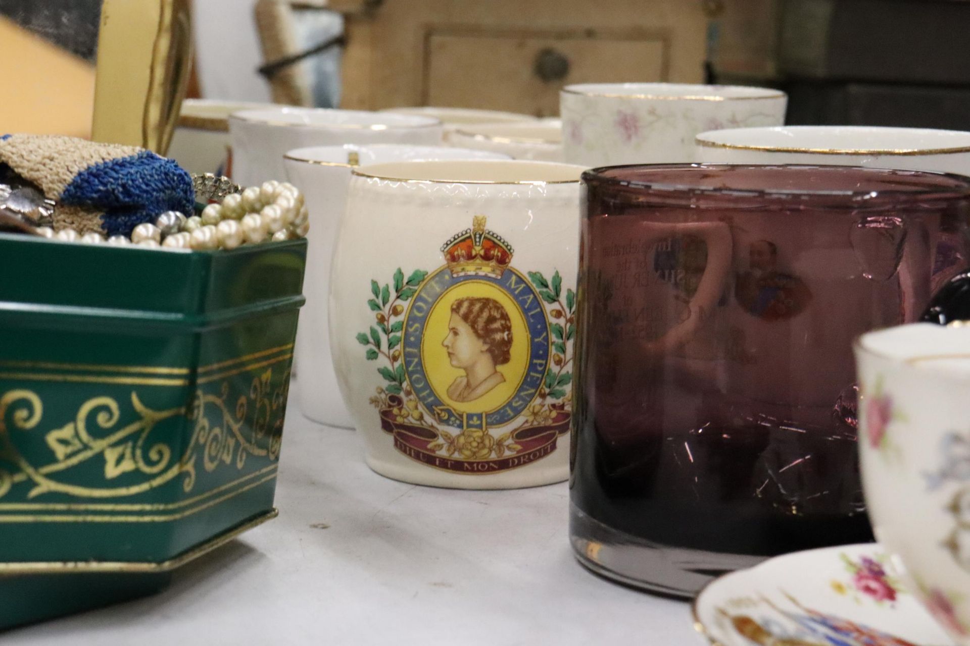 A COLLECTION OF ROYAL COMMEMORATIVE ITEMS TO INCLUDE CUPS, PLATES, PLUS GUINNESS CERAMICS - Image 7 of 11