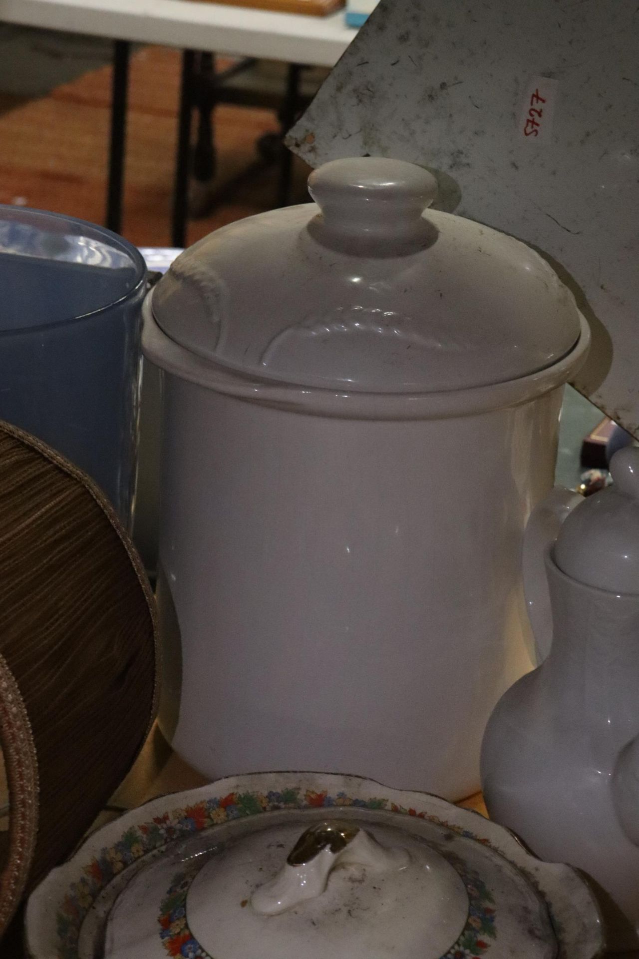 A LARGE MIXED LOT TO INCLUDE, COFFEE POTS, A BREAD CROCK, CUPS AND SAUCERS, CAKE COVER, TABLE - Image 10 of 13