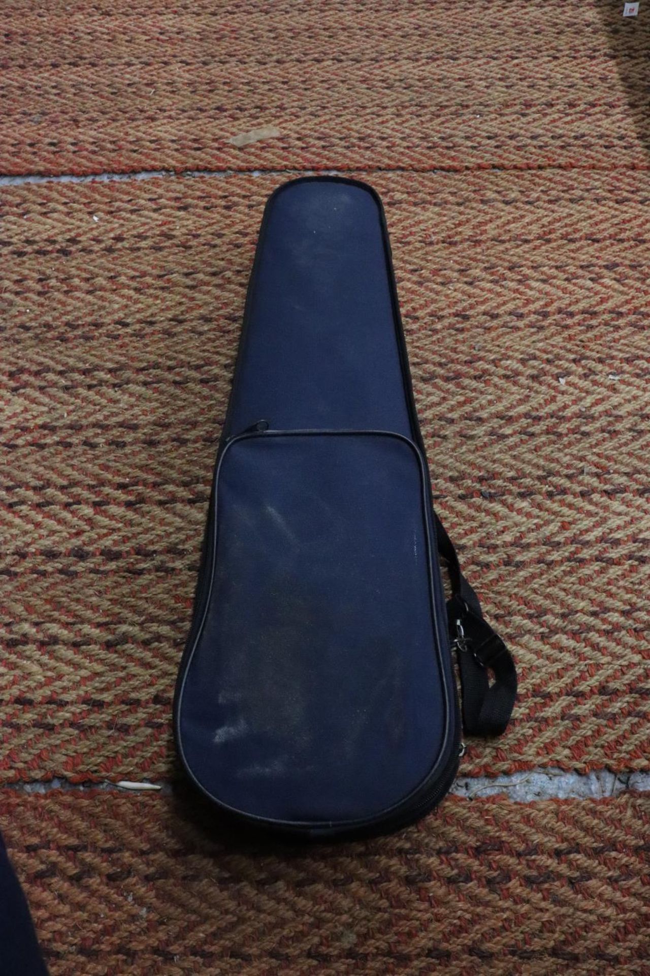 A STENTOR STUDENT 1/4 VIOLIN IN A CASE - Image 2 of 6
