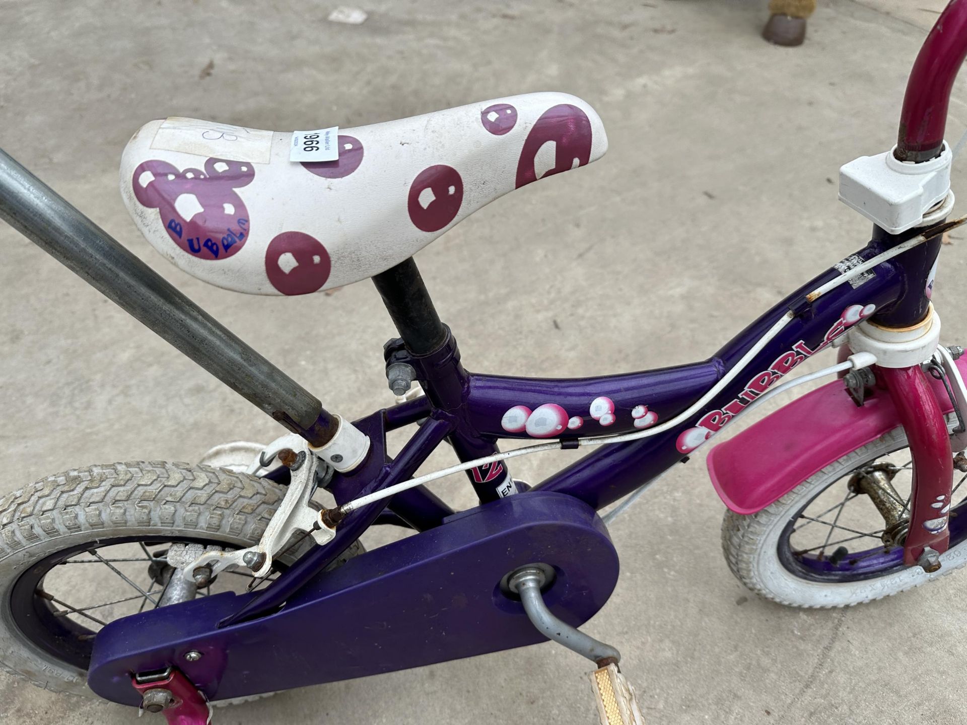 A CHILDS BUBBLE BIKE WITH STABILISERS AND PUSH ALONG POLE - Bild 2 aus 2