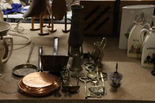 A QUANTITY OF COPPER AND BRASS TO INCLUDE A VASE, COPPER PAN, ALADDINS LAMP BURNER, BELLS, ETC