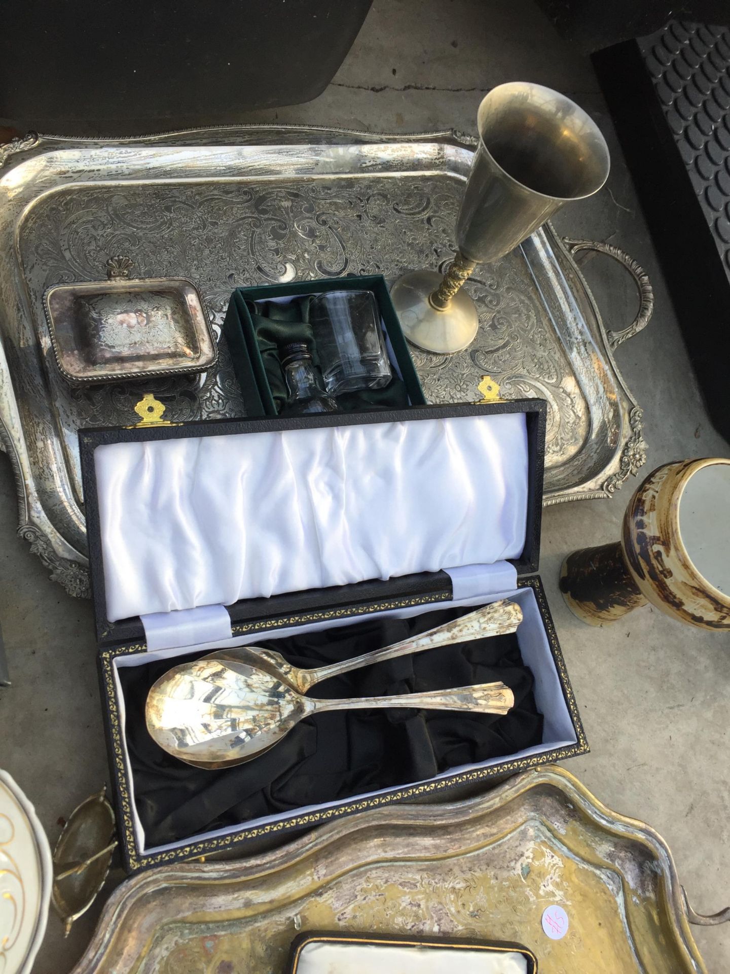 AN ASSORTMENT OF ITEMS TO INCLUDE SILVER PLATED ITEMS, GLASSES AND CERAMICS ETC - Image 3 of 7