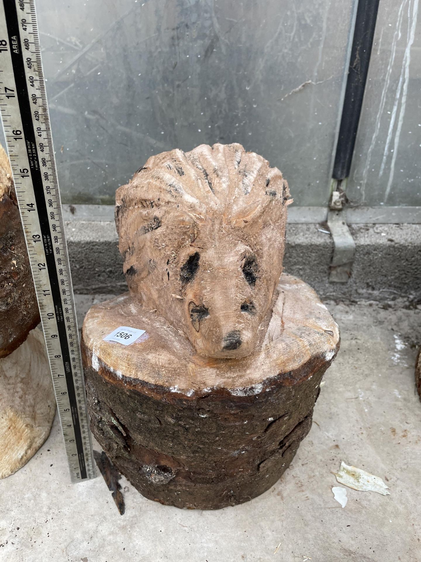 A HEDGEHOG CHAINSAW CARVING (H:35CM)