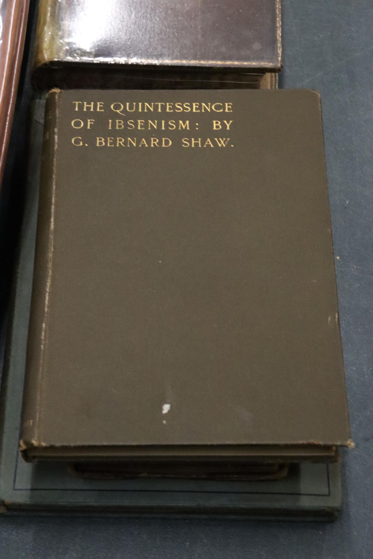 A QUANTITY OF ANTIQUARIAN AND VINTAGE BOOKS TO INCLUDE THE CATHEDRALS OF ENGLAND AND WALES, HIGHWAYS - Image 3 of 9