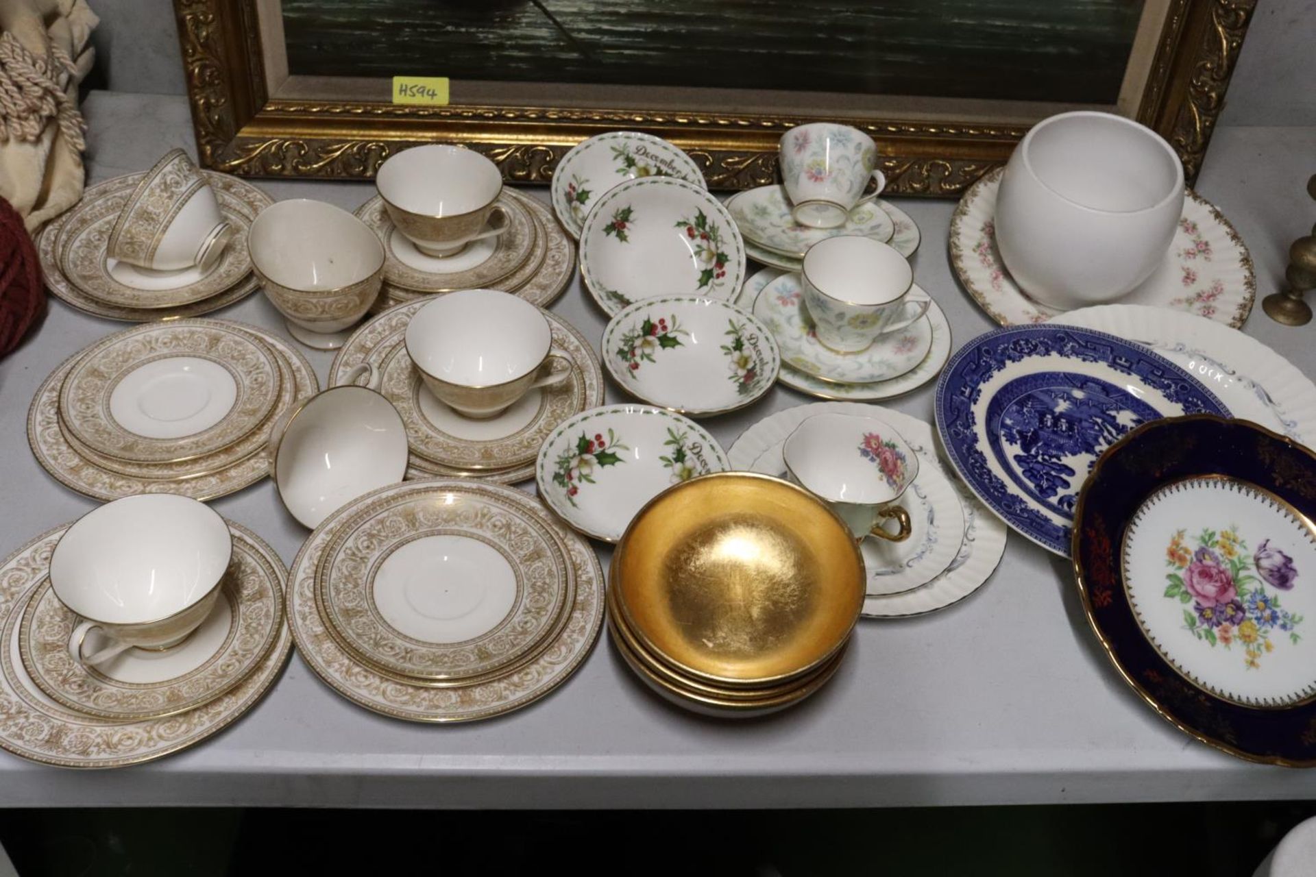 A QUANTITY OF CHINA TEAWARE TO INCLUDE ROYAL ALBERT 'CHRISTMAS ROSE' BOWLS, MINTON 'VANESSA' CUPS