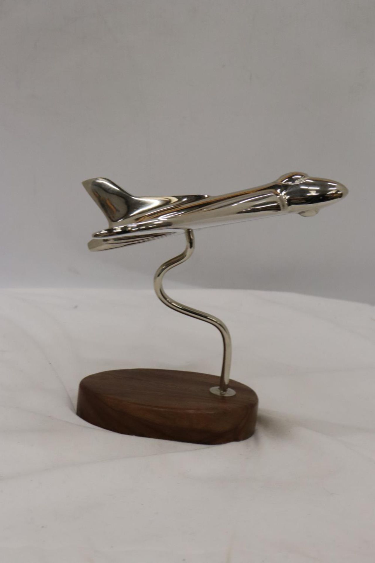 A CHROME MODEL OF AN AVRO VULCAN AEROPLANE ON A HARDWOOD BASE WITH HISTORY PLAQUE, HEIGHT 20 CM - Image 5 of 6