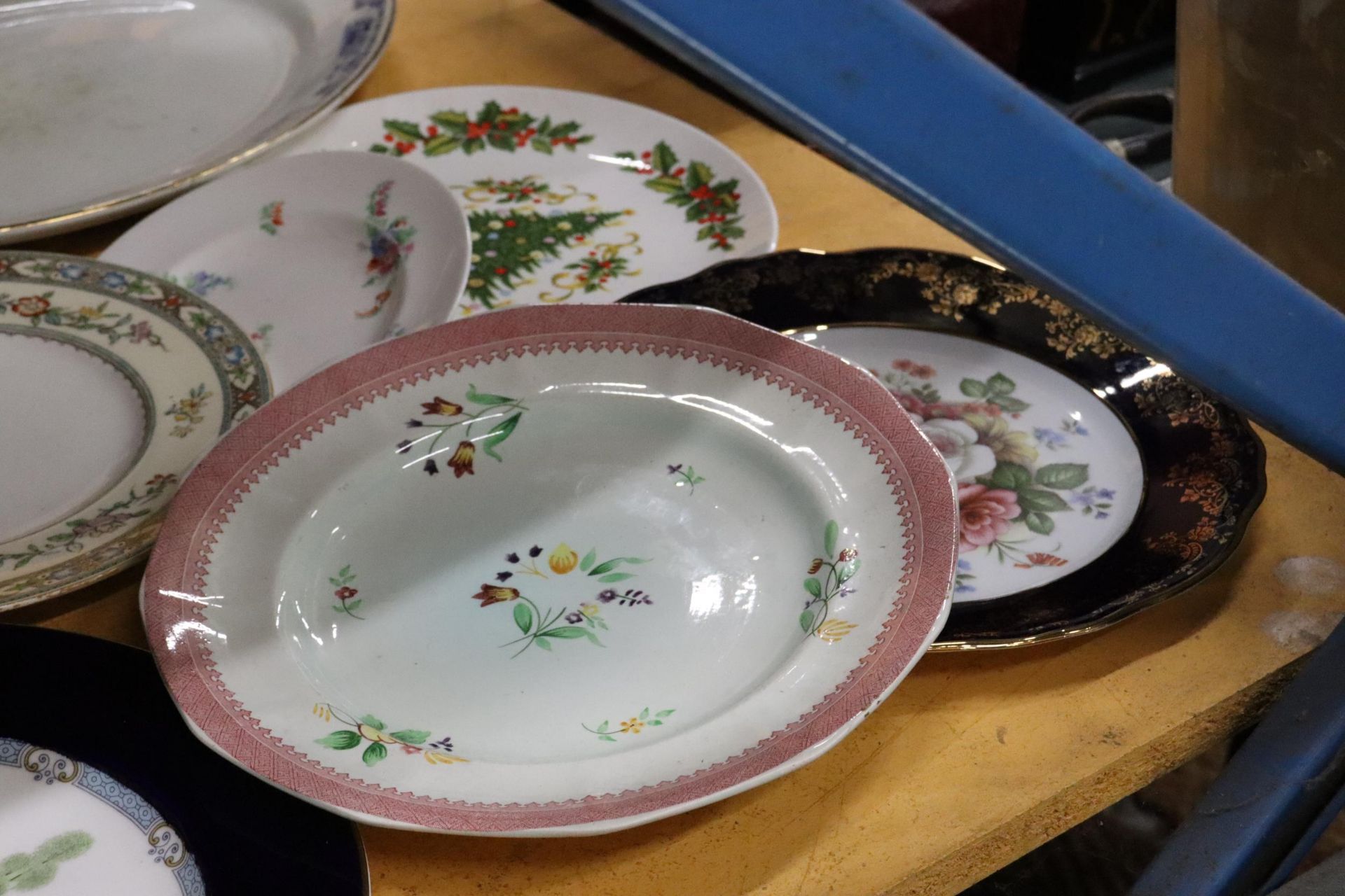 A LARGE QUANTITY OF VINTAGE PLATES TO INCLUDE DOULTON, ADAMS, ETC, - APPROX 16 IN TOTAL - Image 9 of 10
