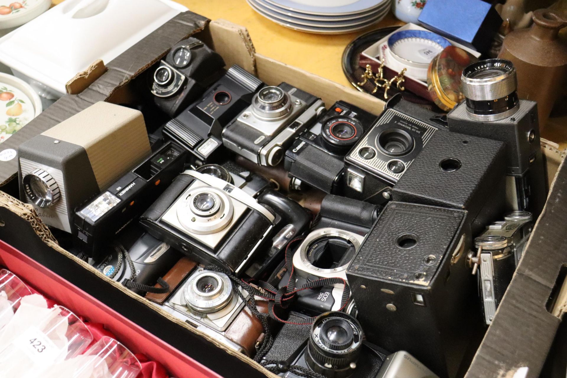 A LARGE QUANTITY OF VINTAGE CAMERAS TO INCLUDE CANON, ENSIGN, KODAK BROWNIE, ETC - 26 IN TOTAL - Image 8 of 9
