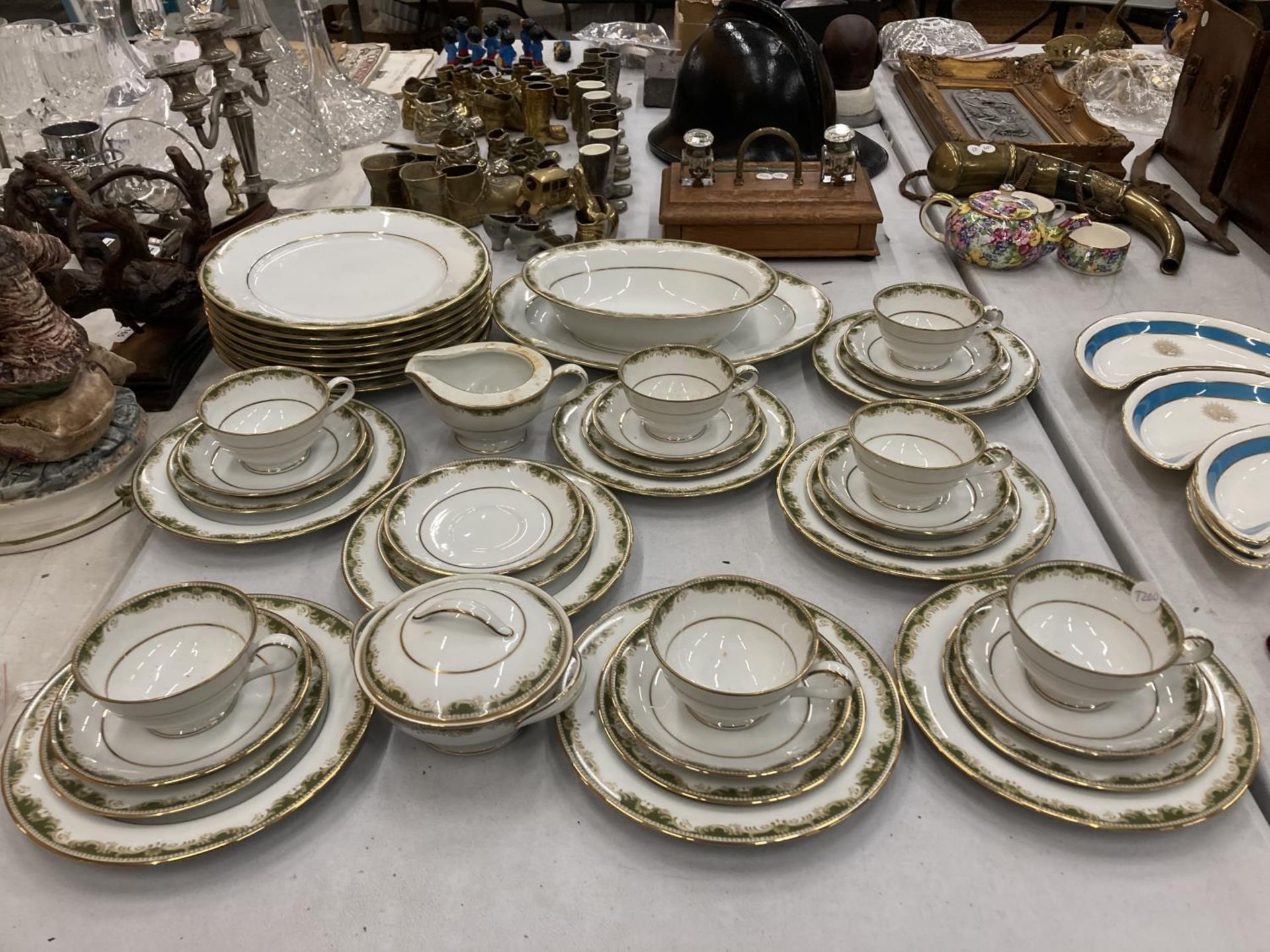 A NORITAKE PART DINNER SERVICE TO INCLUDE A SERVING BOWL AND PLATE, VARIOUS SIZES OF PLATES, CREAM