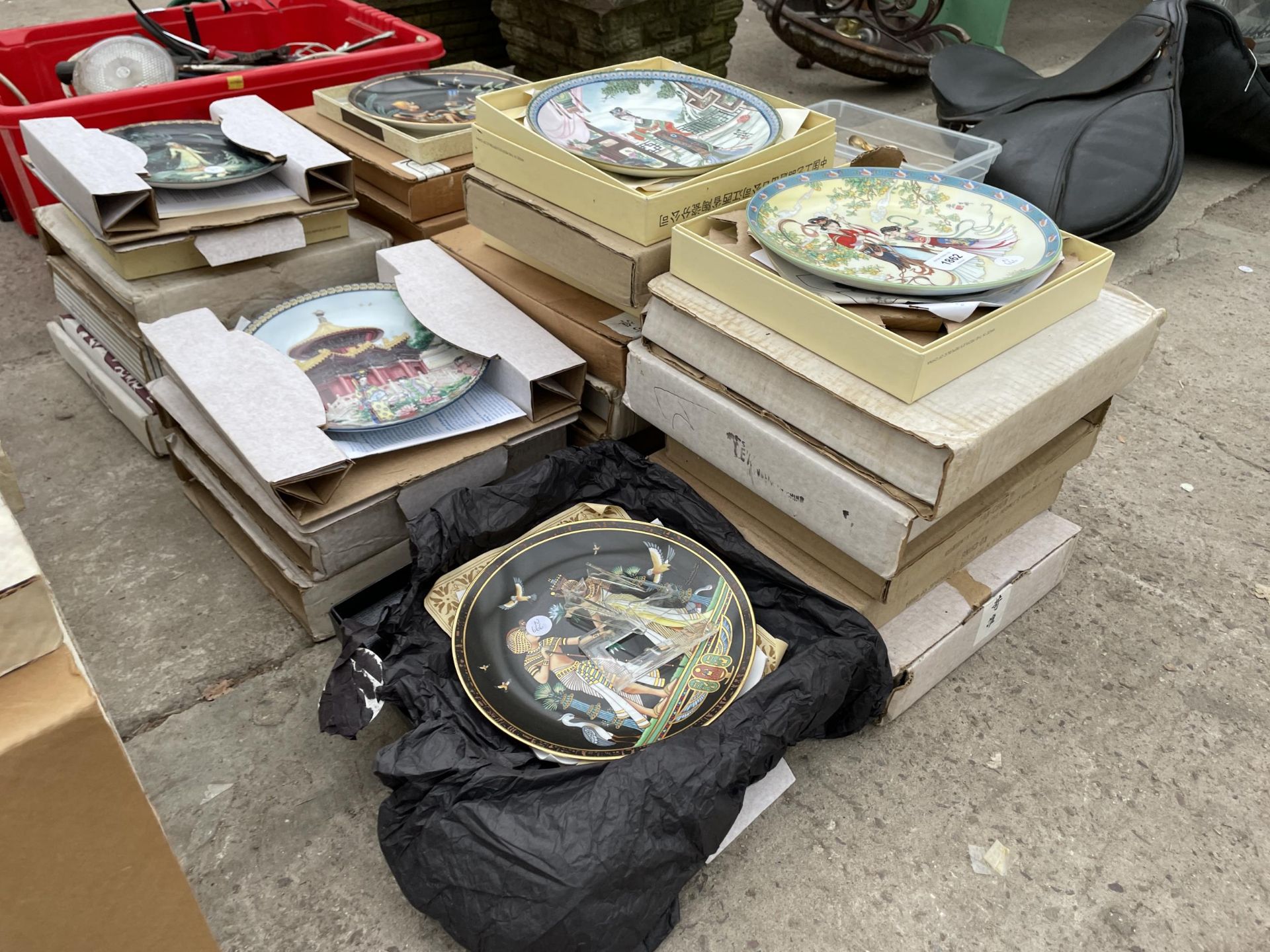 A LARGE QUANTITY OF ORIENTAL COLLECTORS PLATES MOSTLY WITH BOXES AND CERTIFICATES - Image 2 of 2