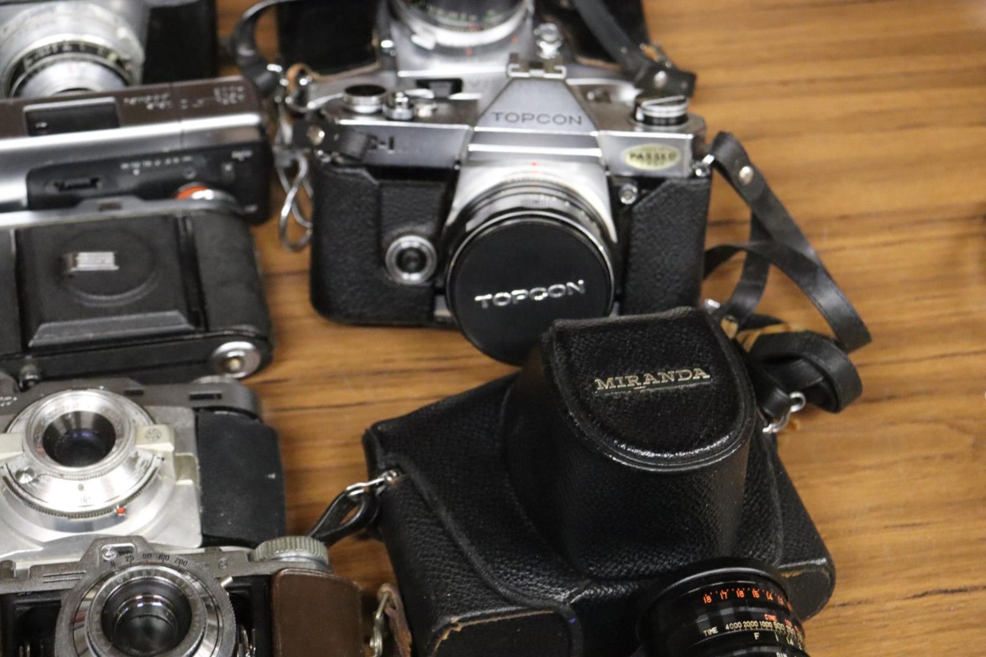 A COLLECTION OF VINTAGE CAMERAS TO INCLUDE ILOCA RAPID-B, MIRANDA, TOPCON, BRAUN PAXETTEETC, SOME - Image 5 of 6