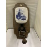 A VINTAGE ZASSENHAUS COFFEE GRINDER ON A WALL MOUNTING PLAQUE WITH A BLUE AND WHITE WARE CHAMBER