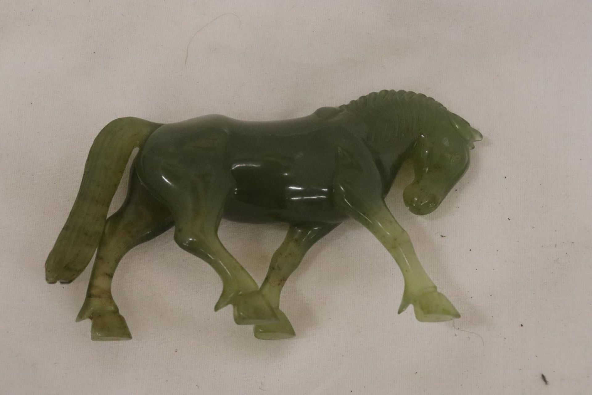 A JADE HORSE ON STAND - Bild 2 aus 5