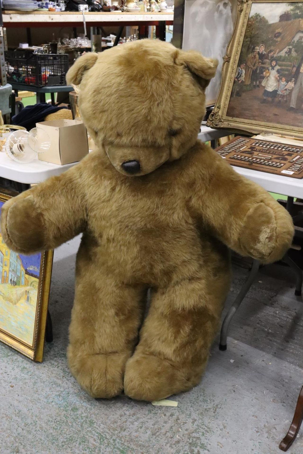 A LARGE PLUSH TEDDY BEAR FROM THE 1970'S, HEIGHT APPROX 112CM