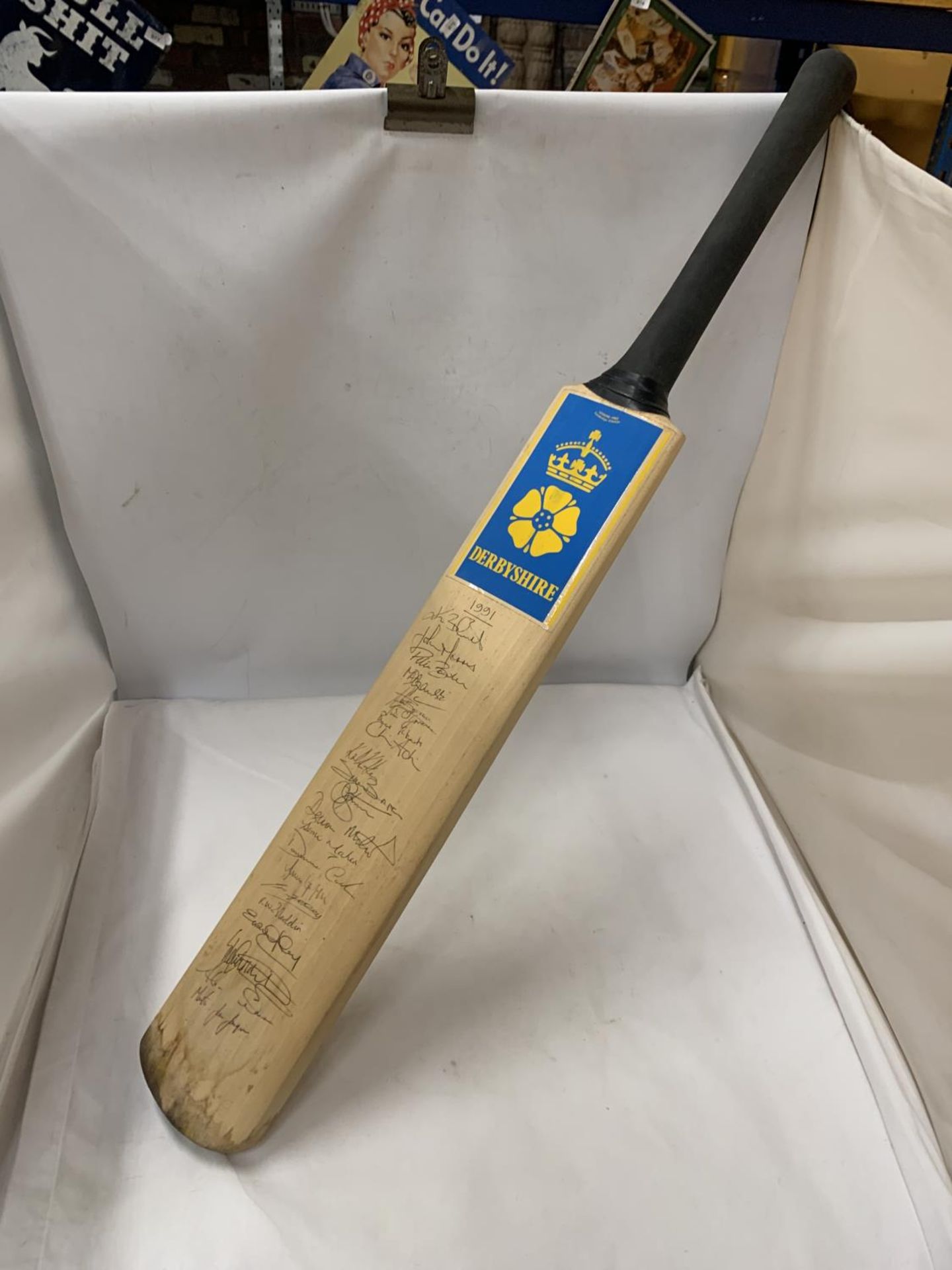 A DERBYSHIRE CRICKET CLUB BAT. SIGNED BY PLAYERS IN THE 1991 TEAM, TO ICLUDE DEVON MALCOLM,