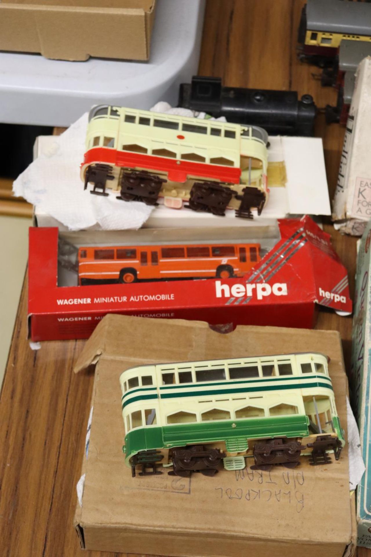 A QUANTITY OF VINTAGE TOYS TO INCLUDE RAILWAY ITEMS, AN AIRFIX, QUEEN VICTORIA KIT, TRAMS, ETC - Image 2 of 5