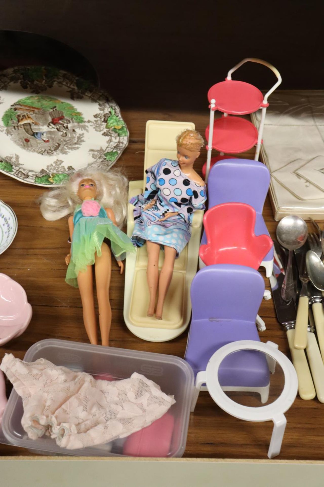 A 1966 AND 1994 BARBIE DOLLS WITH SALON ACCESSORIES, ETC