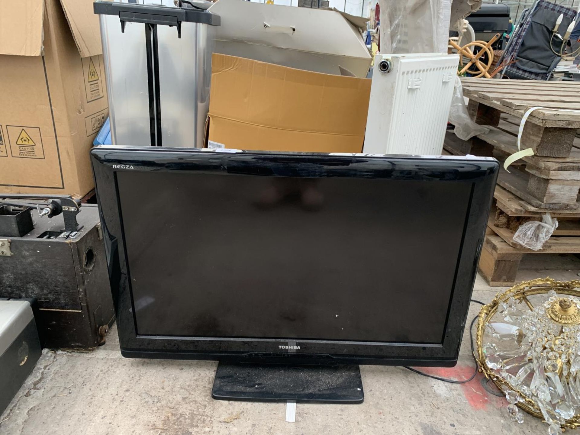 A TOSHIBA 32" TELEVISION - Image 2 of 3