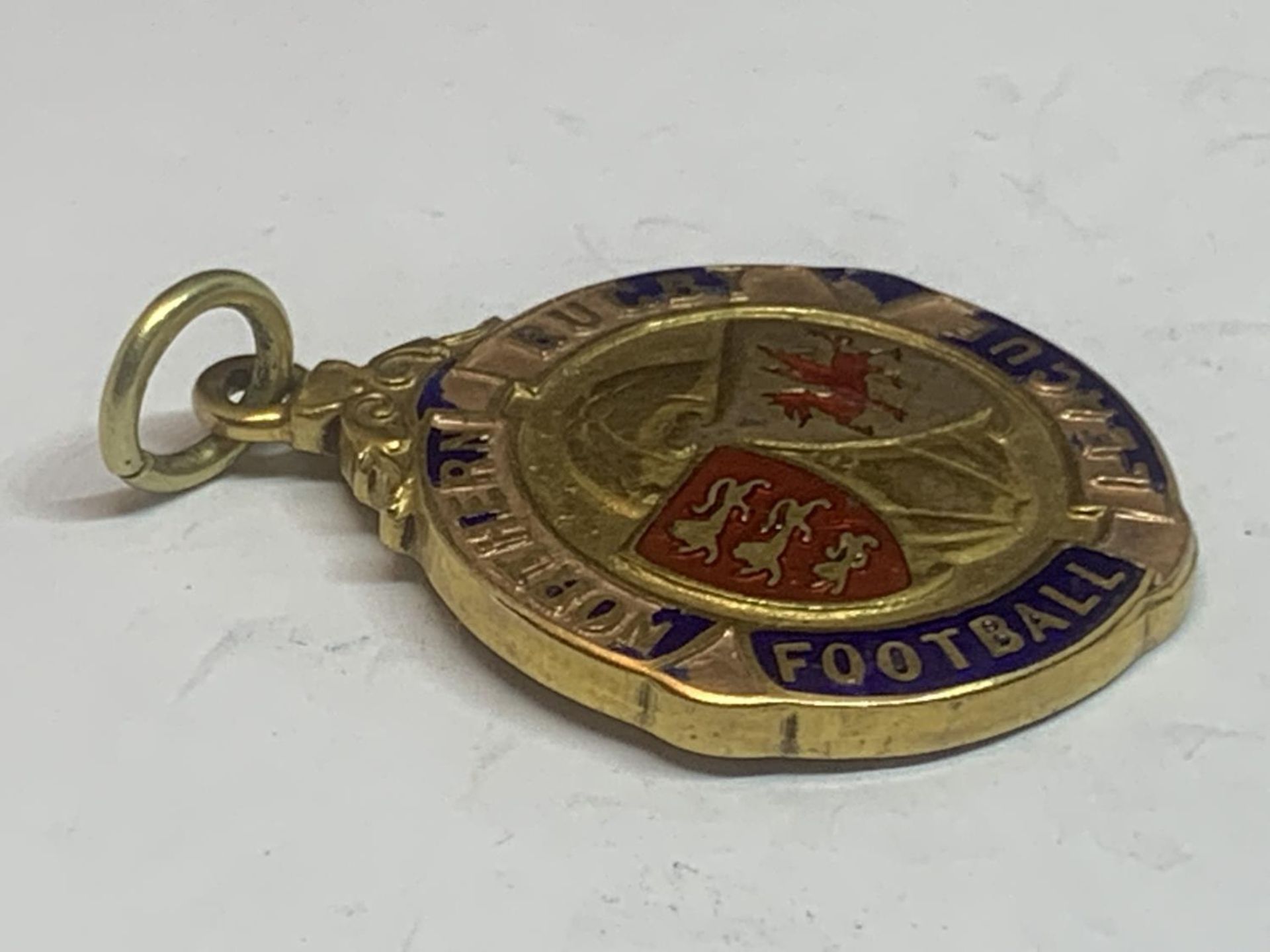 A HALLMARKED 9 CARAT GOLD NORTHERN RUGBY LEAGUE FOOTBALL MEDAL ENGRAVED SALFORD WINNERS 1936 -7 S. - Image 5 of 5