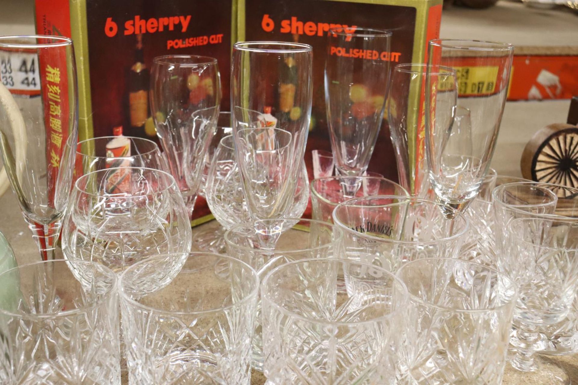 A QUANTITY OF GLASSES TO INCLUDE WHISKY TUMBLERS, BOXED SHERRY GLASSES, CHAMPAGNE FLUTES, BRANDY - Bild 4 aus 5