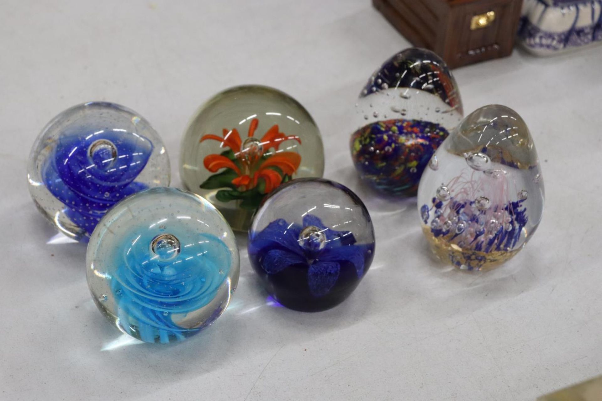 SIX GLASS PAPERWEIGHTS - Bild 3 aus 6