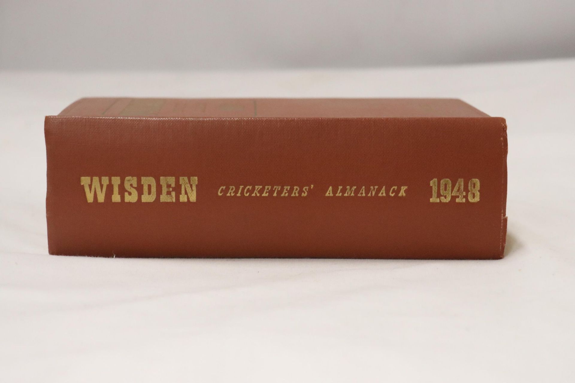 A HARDBACK 1948 COPY OF WISDEN'S CRICKETER'S ALMANACK. THIS COPY IS IN GOOD CONDITION. THE SPINE AND - Image 2 of 4