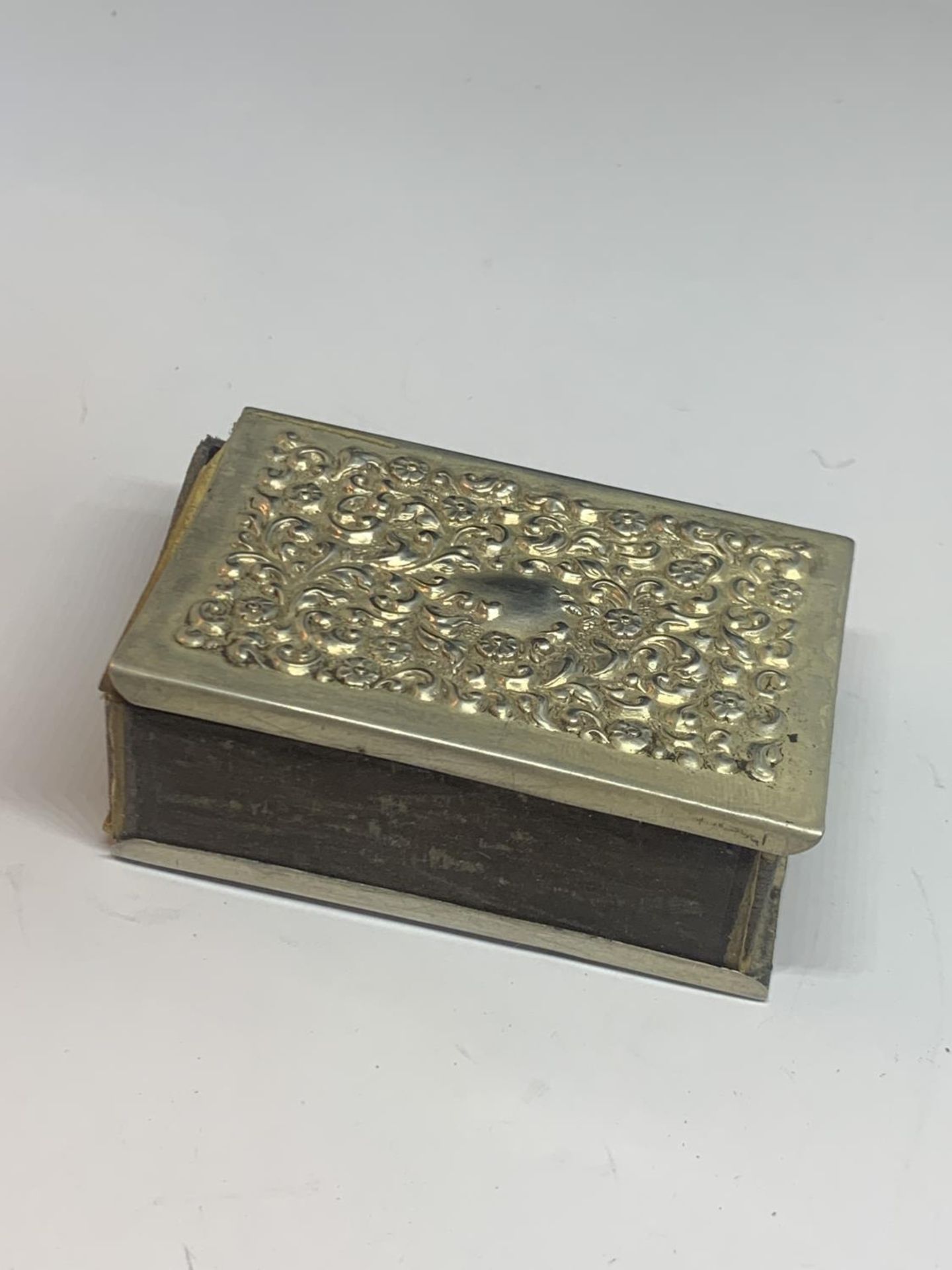 A HALLMARKED BIRMINGHAM SILVER MATCH BOX COVER - Image 4 of 6