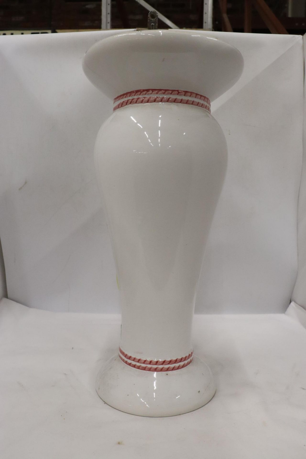 A LARGE FLORAL VASE, HEIGHT 43CM - Image 3 of 5