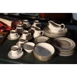 A DUDSON CHINA PART DINNER SERVICE TO INCLUDE VARIOUS SIZED PLATES, BOWLS, A SAUCE BOAT, CREAM