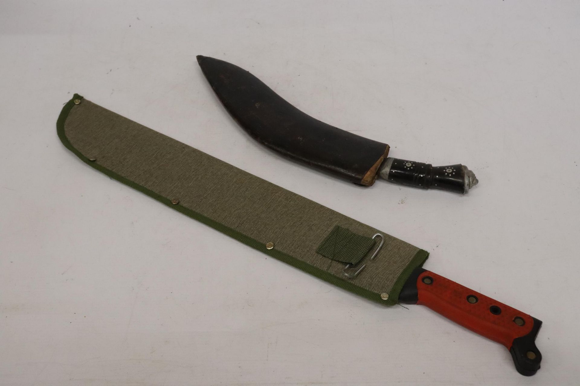 A VINTAGE GURKAH KUKRI KNIFE AND A MACHETE, BOTH IN SHEATHS - Image 6 of 6
