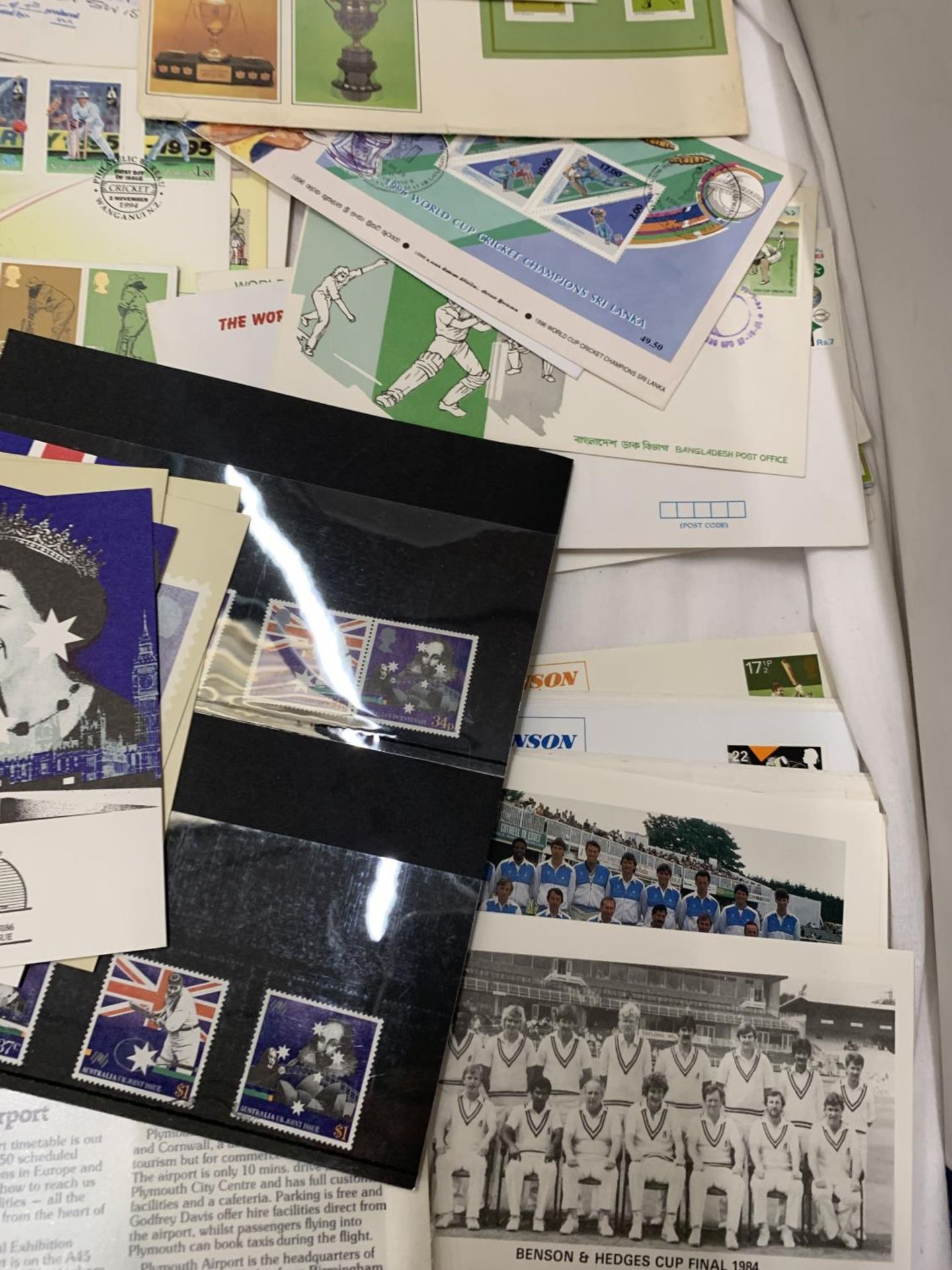 A COLLECTION OF CRICKET RELATED FIRST DAY COVERS AND STAMPS - Image 4 of 6