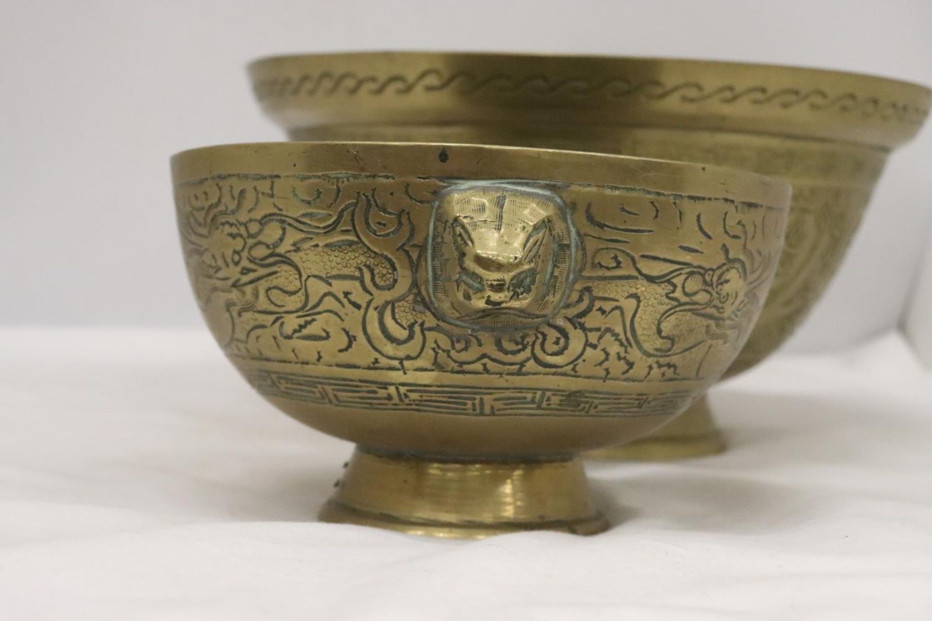 TWO HEAVY BRASS BOWLS WITH ORIENTAL DRAGON DESIGN ONE WITH LION HEAD FEATURES - Image 4 of 10