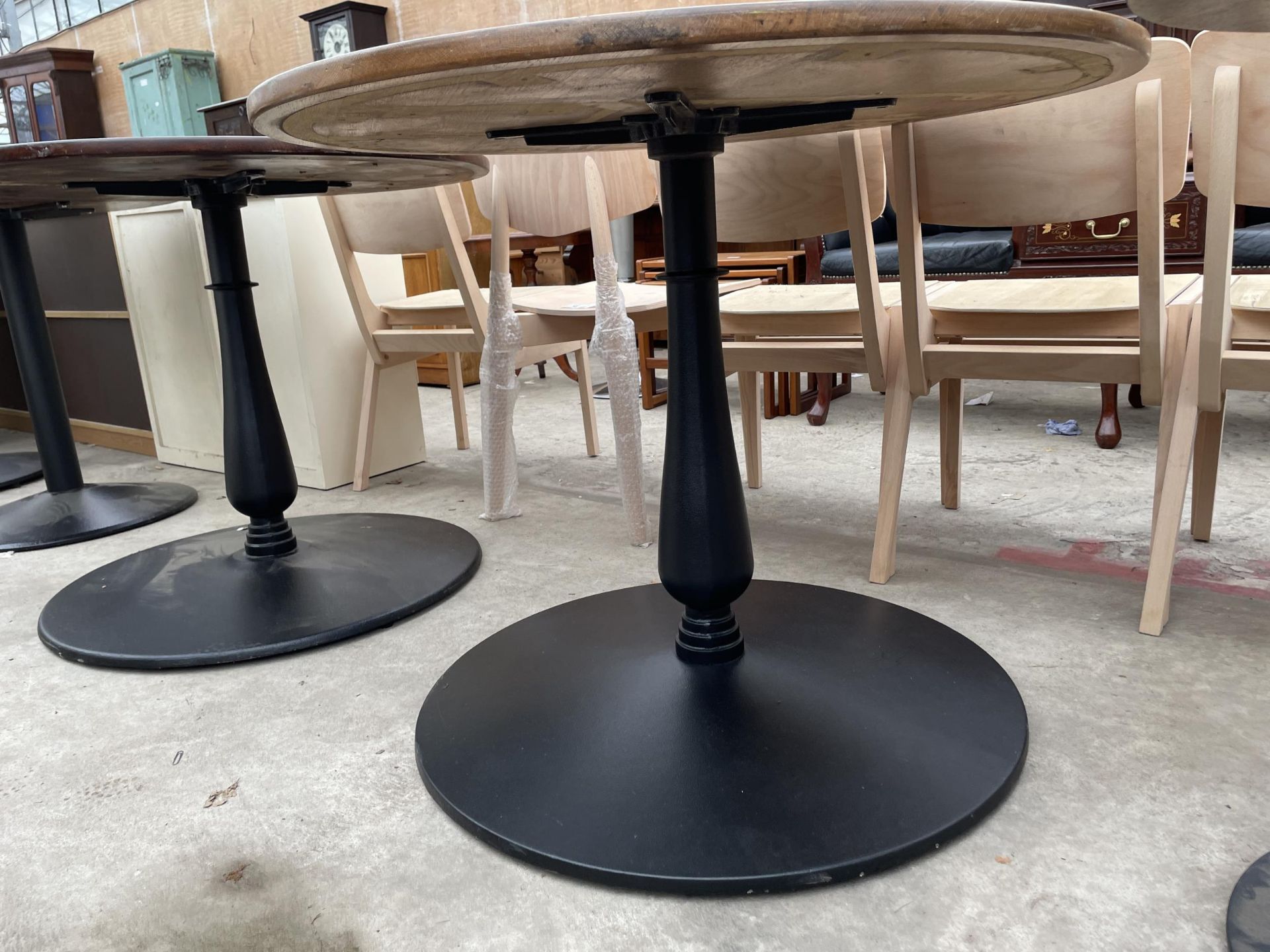 A PAIR OF PUB TABLES ON METALWARE BASES 35" DIAMETER - Image 3 of 3