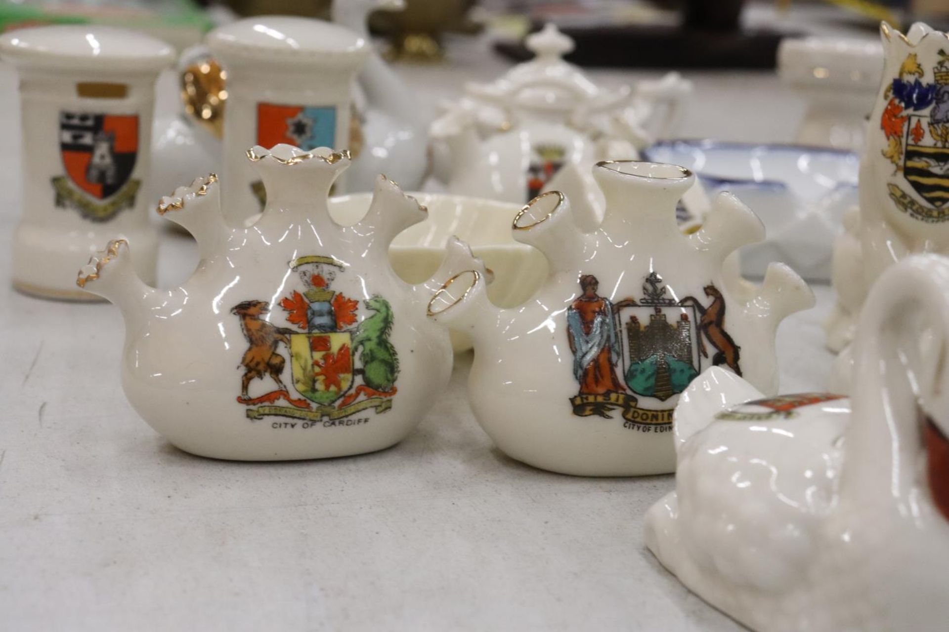 A COLLECTION OF VINTAGE CREST WARE - Image 4 of 18
