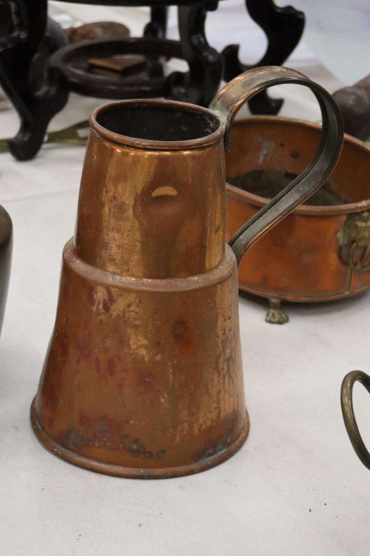 A COLLECTION OF VINTAGE COPPER ITEMS TO INCLUDE A KETTLE, PANS AND A JUG - Image 8 of 9
