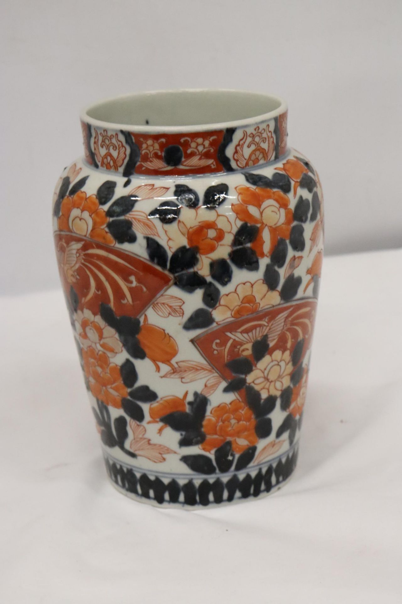 AN ORIENTAL STYLE VASE - Image 4 of 6