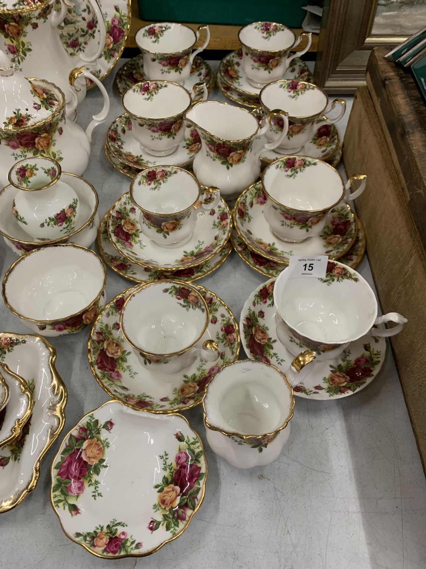 A VERY LARGE COLLECTION OF ROYAL ALBERT OLD COUNTRY ROSES TO INCLUDE TRIOS, JUGS, SUGAR BOWLS, - Image 2 of 9