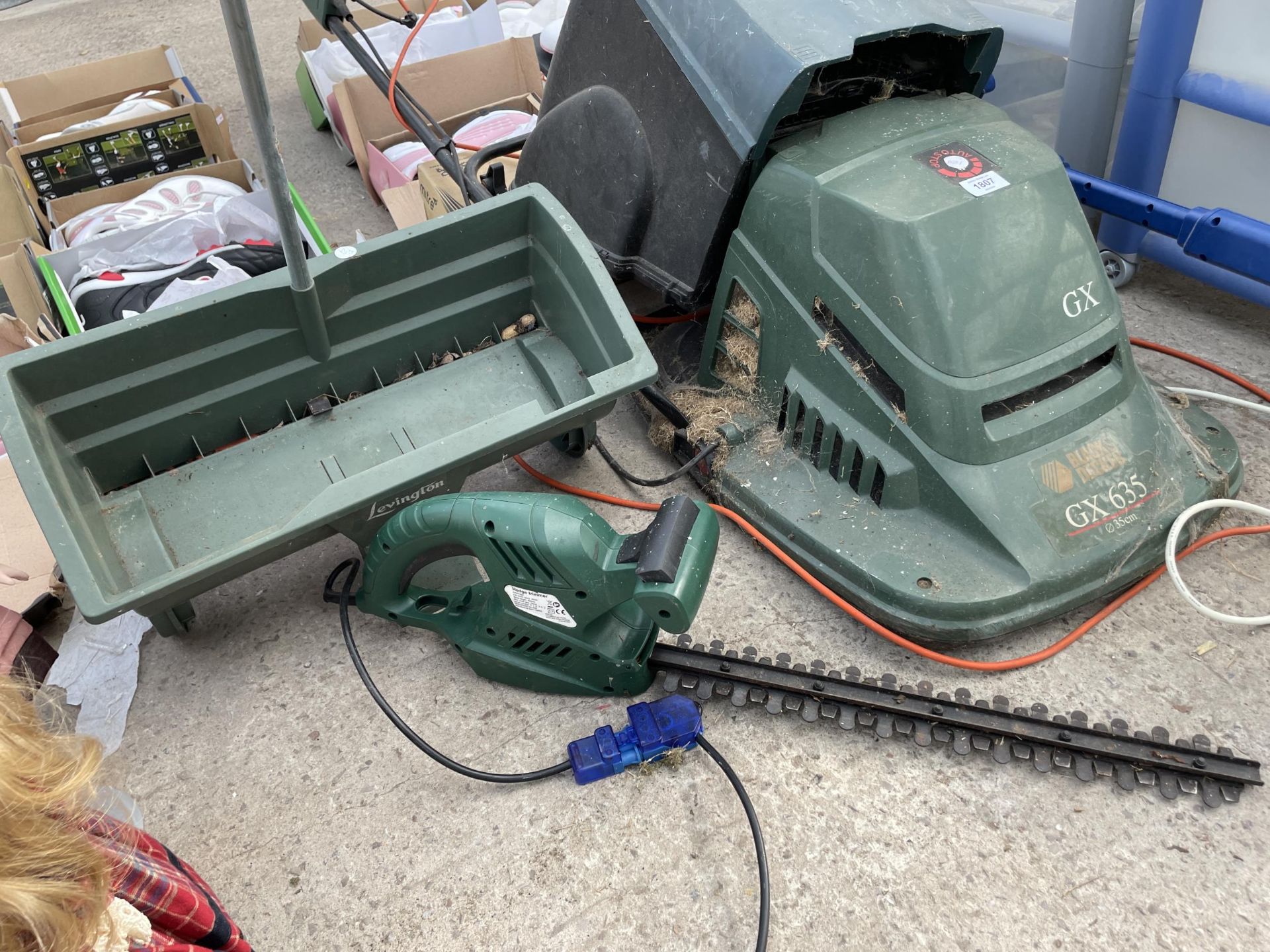 AN ASSORTMENT OF TOOLS TO INCLUDE A BLACK AND DECKER ELECTRIC LAWN MOWER, AND AN ELECTRIC HEDGE - Image 2 of 3