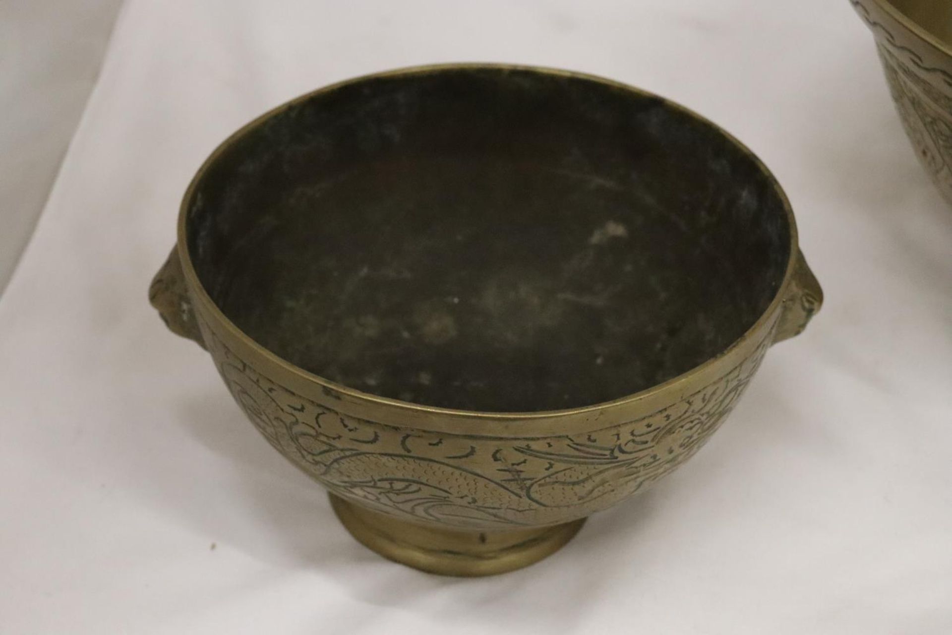 TWO HEAVY BRASS BOWLS WITH ORIENTAL DRAGON DESIGN ONE WITH LION HEAD FEATURES - Image 10 of 10