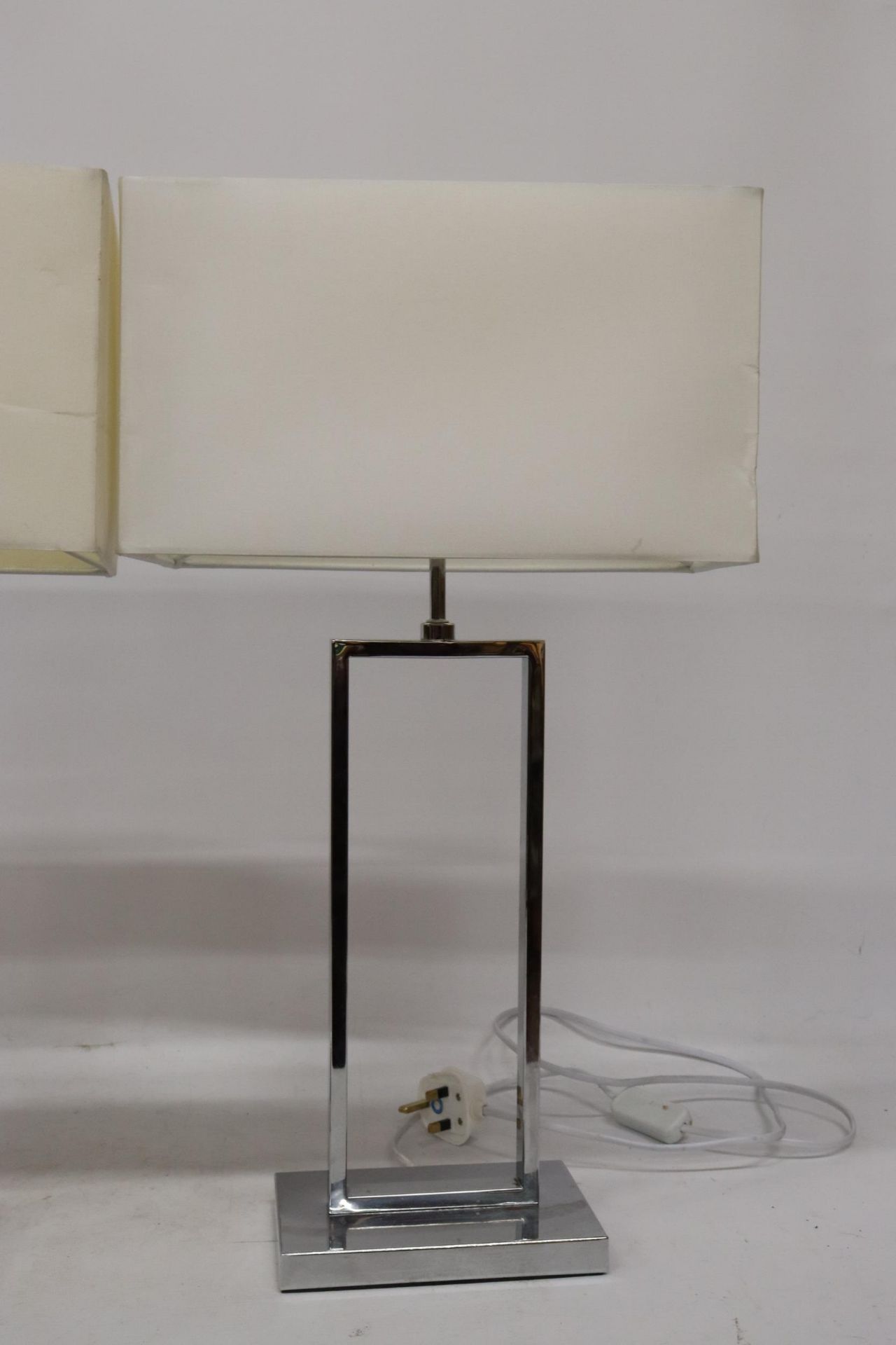 A PAIR OF MODERN CHROME TABLE LAMPS WITH SHADES, HEIGHT 58CM - Image 3 of 6