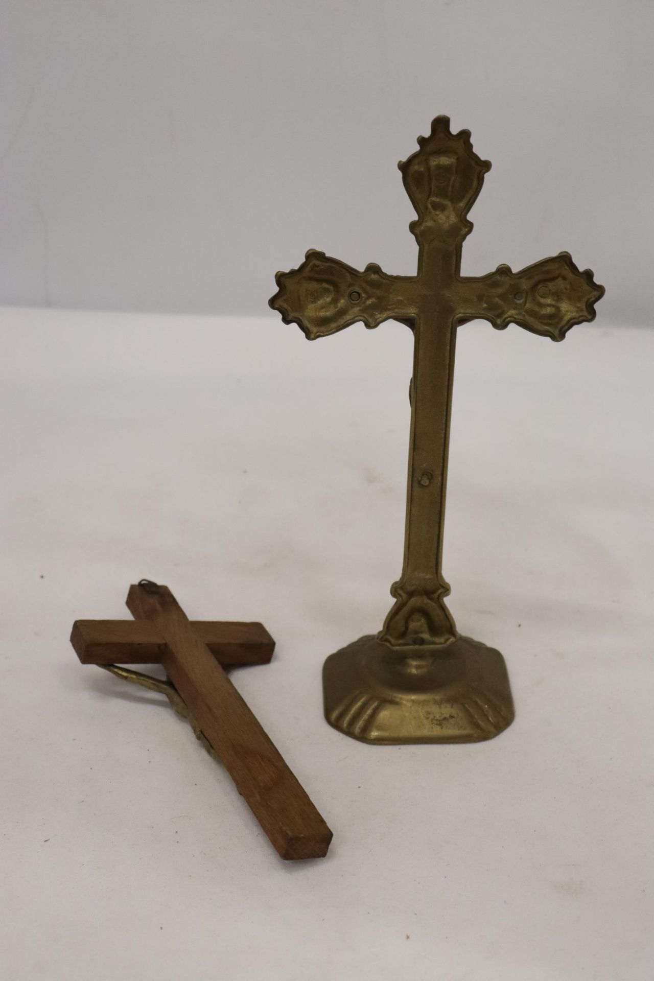 A STAND UP BRASS CRUCIFIX AND WALL HANGING CRUCIFIX - Image 5 of 5