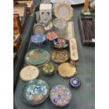 A MIXED LOT TO INCLUDE VINTAGE COMPACTS, STRATTON, PYGMALION, ETC, GLASSWARE, PAPERWEIGHTS,
