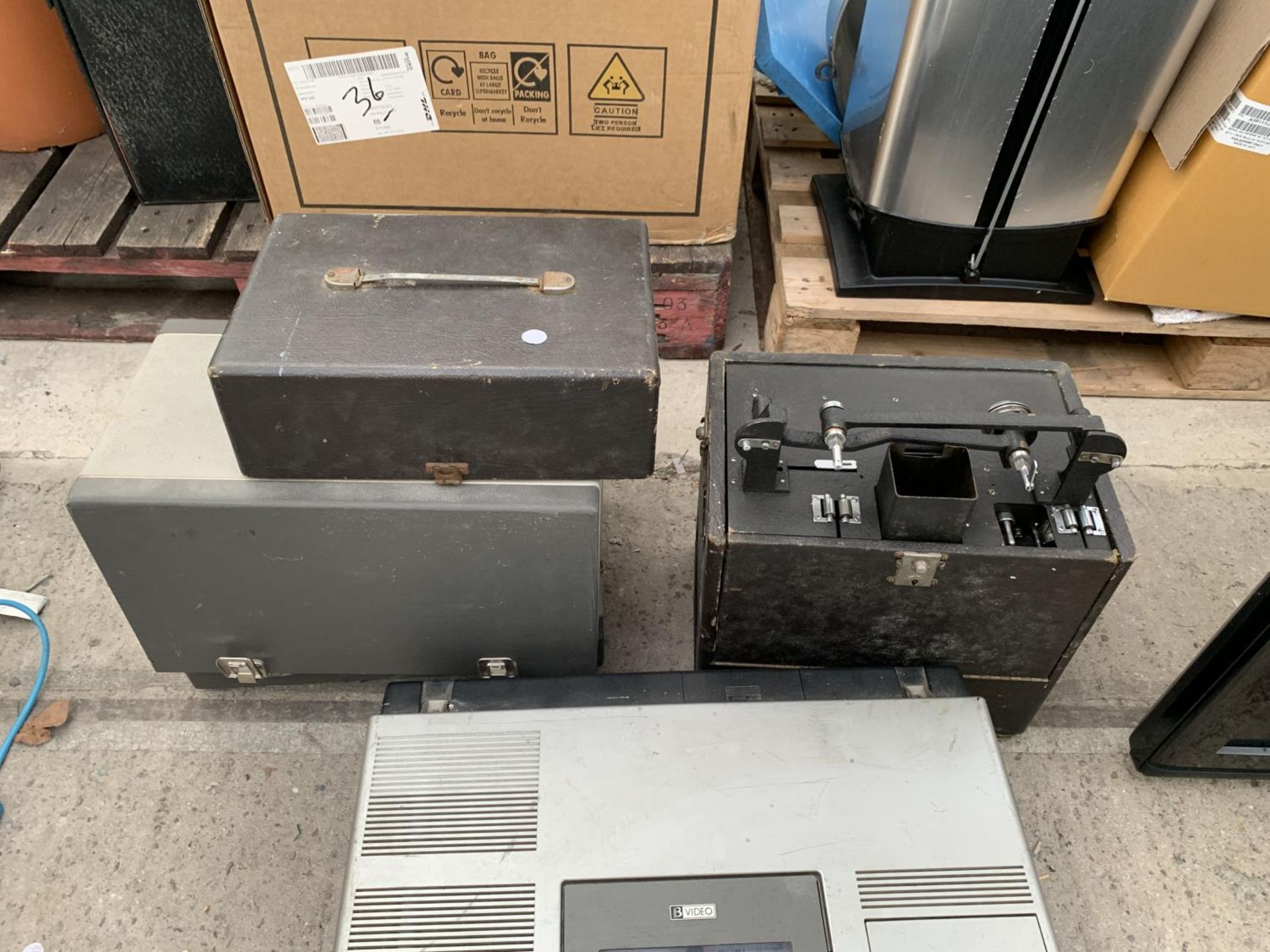 A RETRO TOSHIBA BVIDEO PLAYER AND TWO VINTAGE PROJECTORS - Bild 3 aus 3