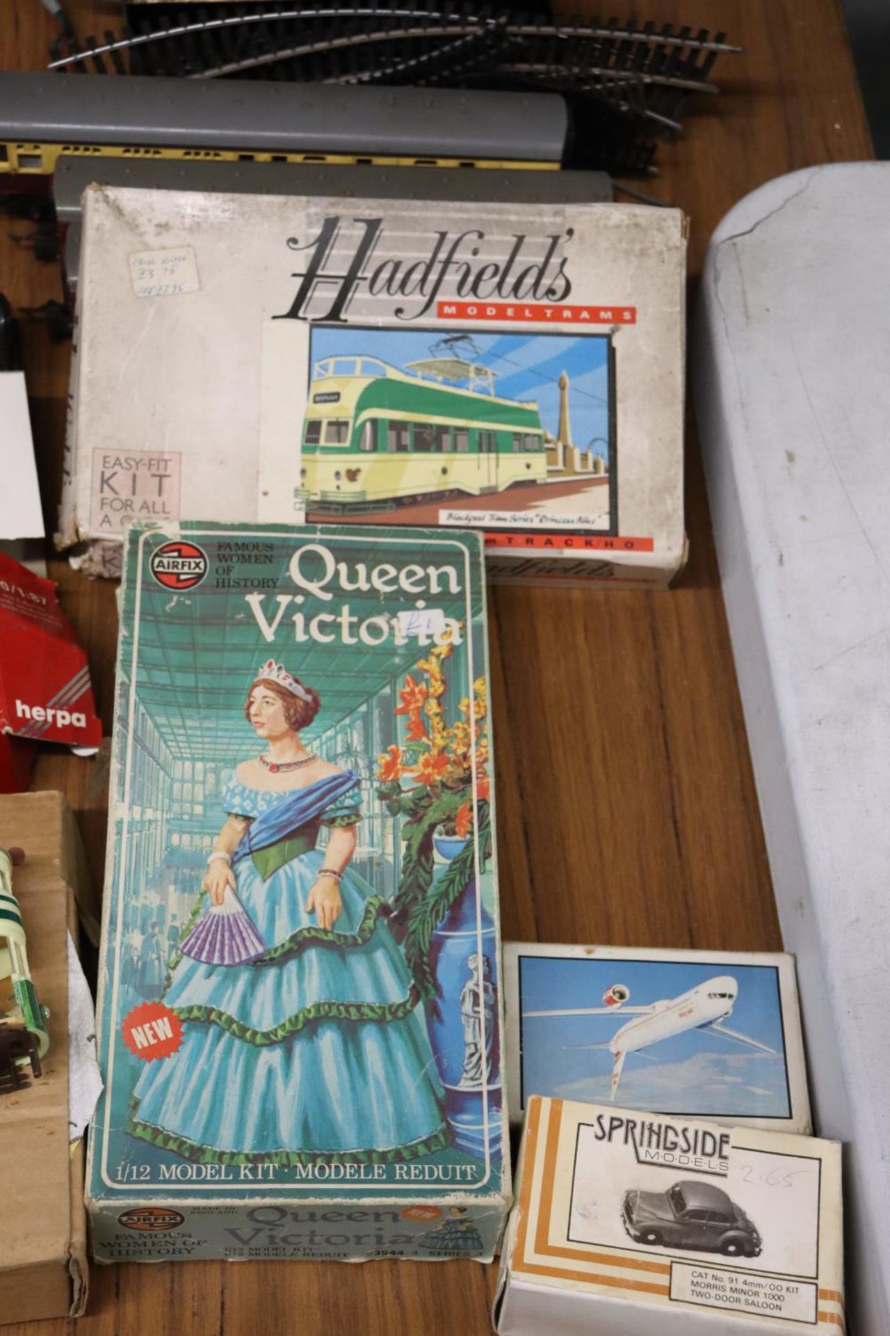 A QUANTITY OF VINTAGE TOYS TO INCLUDE RAILWAY ITEMS, AN AIRFIX, QUEEN VICTORIA KIT, TRAMS, ETC - Image 3 of 5