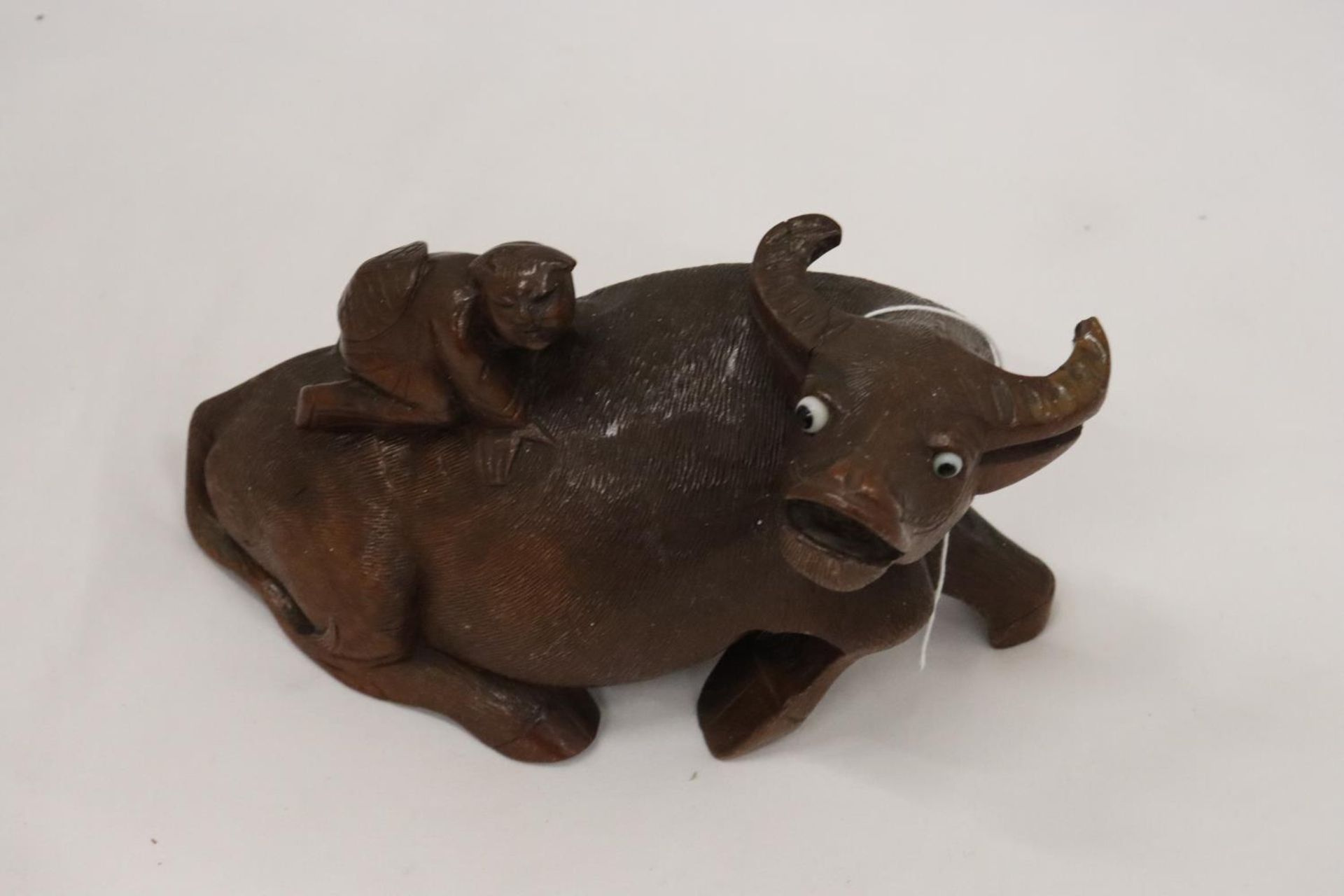 AN ORIENTAL WOODEN CARVED WATER BUFFALO WITH CHILD RIDER, A/F TO LEG, HEIGHT 12CM, LENGTH 22CM - Image 2 of 5